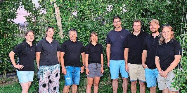 Volle Beraterpower der Obstbaugruppe des Arenenbergs: (v.l.n.r.) Anja Ackermann, Marlis Nölly, Patrick Stadler, Andrea Marti, Ralph Gilg (Präsident Thurgauer Obstverband), Florian Eltschinger, Andre Löhle und Sonja Züst. 