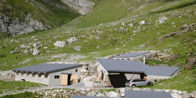Die Alpgebäude von Josef Koller auf der Alp Flis. Laut Grundbuchamt gehören die Gebäude der Alpkorporation. Koller bestreitet dies.