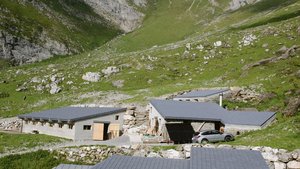 Die Alpgebäude von J Die Alpgebäude von Josef Koller auf der Alp Flis. Laut Grundbuchamt gehören die Gebäude der Alpkorporation. Koller bestreitet dies.