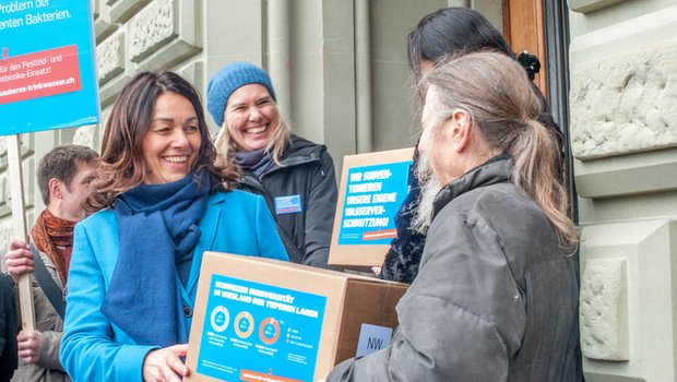 Die Trinkwasser-Initianten um Franziska Herren bei der Einreichung des Volksbegehrens im Dezember 2018. (Bild BauZ)