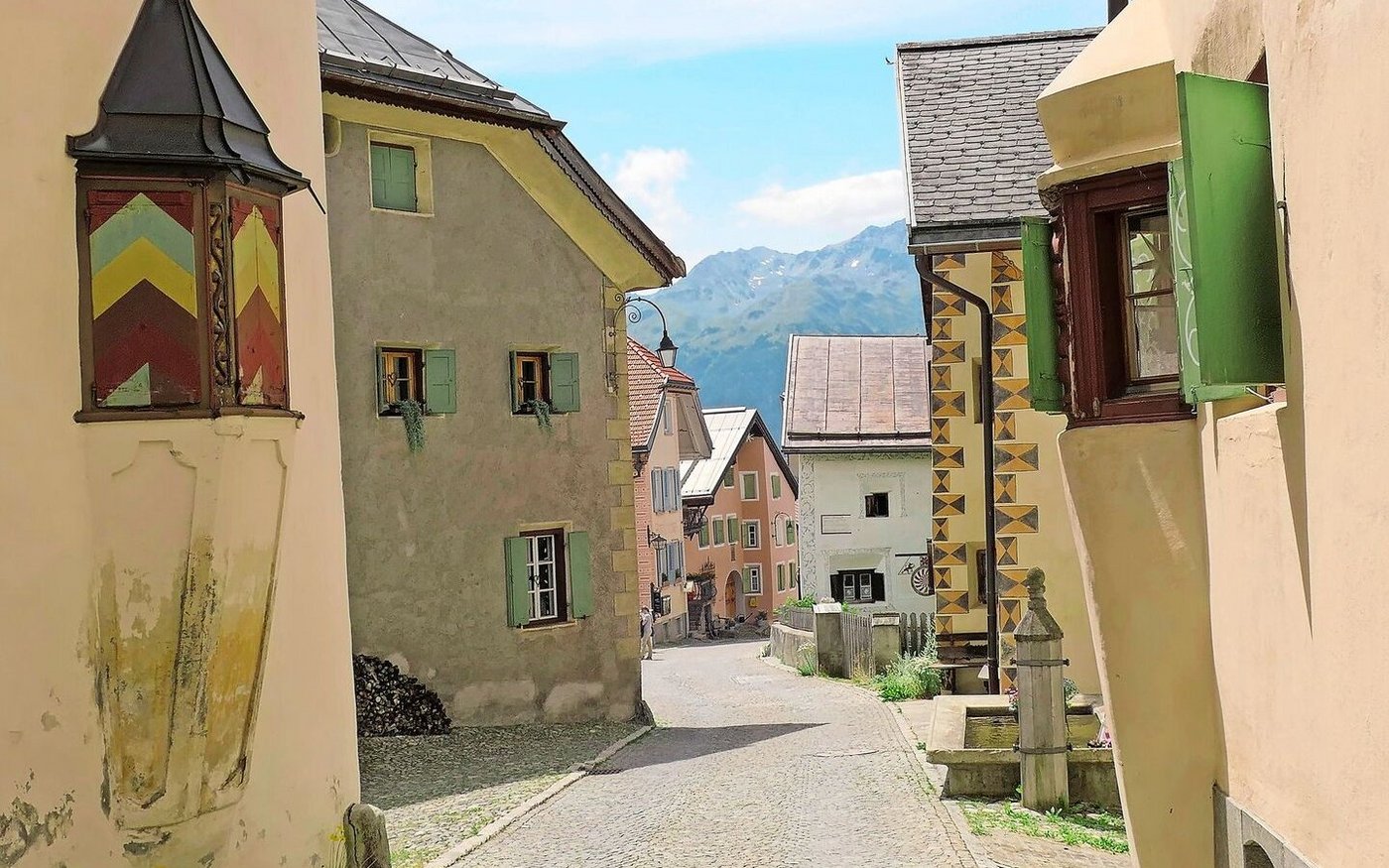 Das malerische Dorf Guarda liegt auf einer Sonnenterrasse im Unterengadin und gehört zur Gemeinde Scuol.