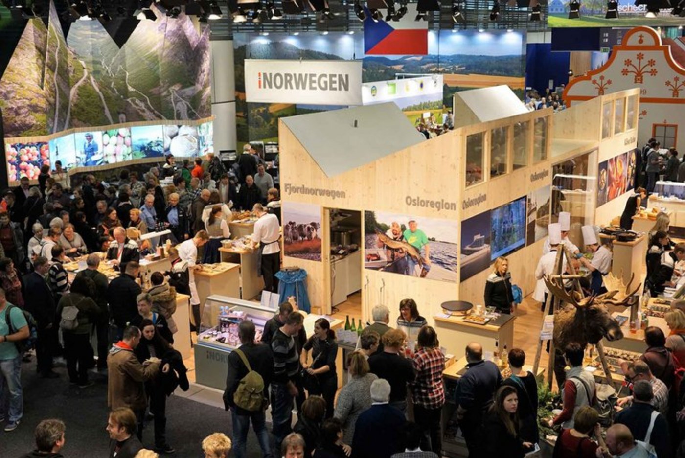 Ein Bijou in Kiefernholz mit Galerie: Messestand Norwegens in Berlin 2017. (Bild mr)