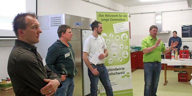 Daniel Rüttimann (grünes Hemd) vom Enikerhof ist auf den Direktverkauf spezialisiert. (Bild Heinz Abegglen)