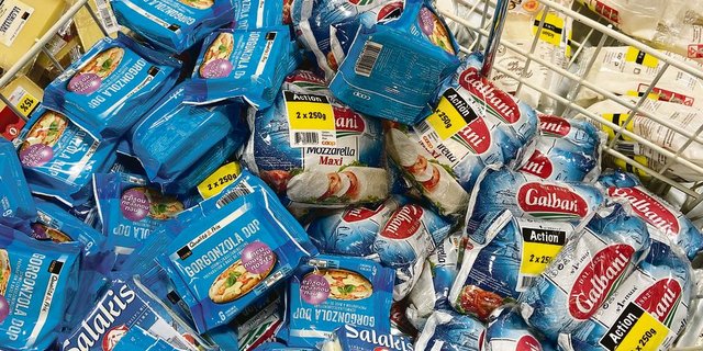 Der Detailhandel als Gross-Einkaufstourist: Schleuderangebote für italienischen Mozzarella, französischen Feta und deutsch-amerikanischen Frischkäse bei Coop diese Woche. (Bild akr)
