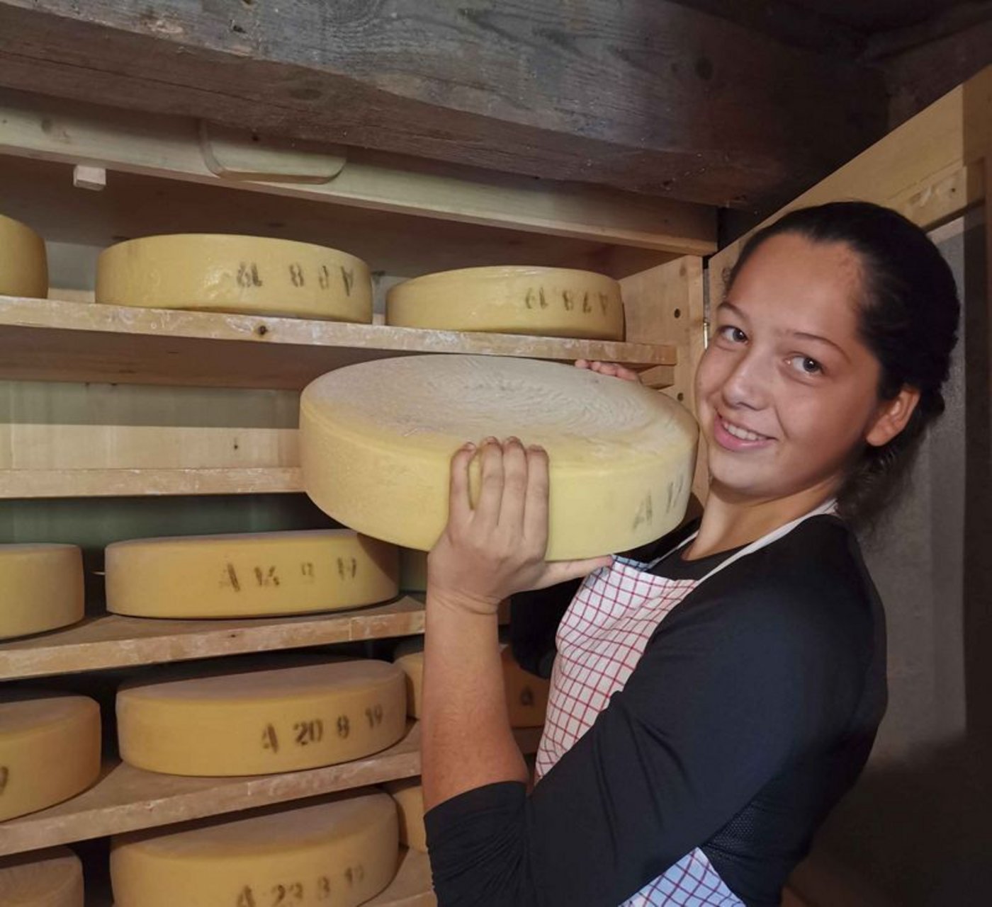 1408 Jugendliche machten 2019 bei Agriviva mit - so wie die 15-jährige Seraina bei Familie Tschiemer in Habkern. (Bild lid)