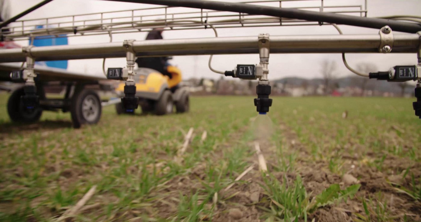 Sobald Blacken im Feld durch die Drohne erkannt wurden, sendet die Drohne über das 5G-Netz die Koordinaten an einen Feldroboter. Dieser behandelt das Unkraut punktuell via Spotspraying umweltschonend und effizient. (Bild Fenaco)