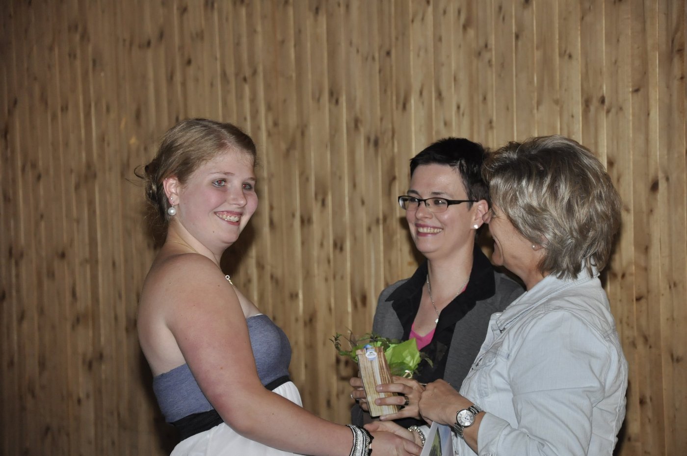 Glückliche Agri-Prakti-Absolventin mit Bernadette Bühler (rechts) und Rebecca Rettig.
