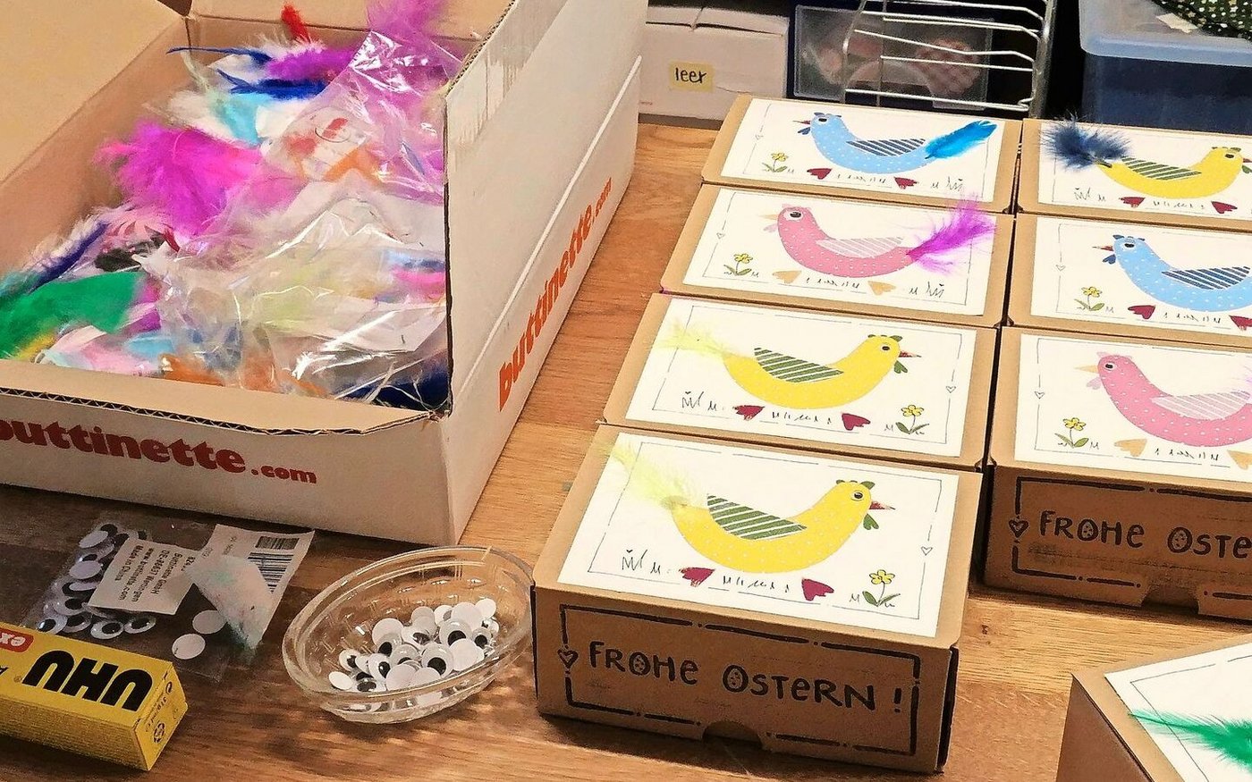 Mitarbeiter- und Kundengeschenke: Müllers haben für eine Firma Osterschachteln mit Eiern gestaltet.