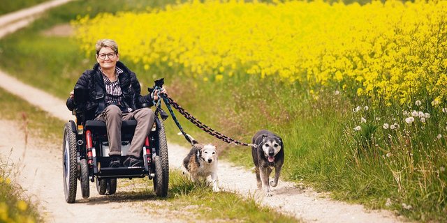 Beinahe jeden Nachmittag ist Anita Knuchel im Freien mit ihren Hunden unterwegs. Mit ihrem geländegängigen Rollstuhl sind Feld- und Waldwege kein Problem für sie. (Bild JST Multidirve/Marcel Oertel)