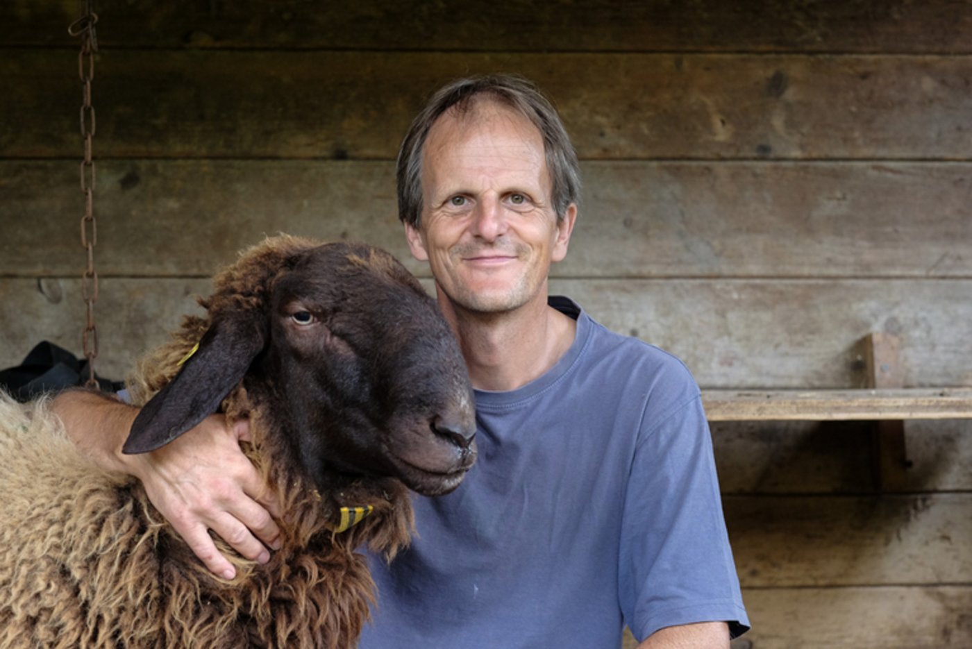 "Wer kein Fleisch von alten Rassen isst, bringt sie letztlich zum Aussterben": Christian Gazzarin mit einem seiner Engadinerschafe. (z.V.g) 