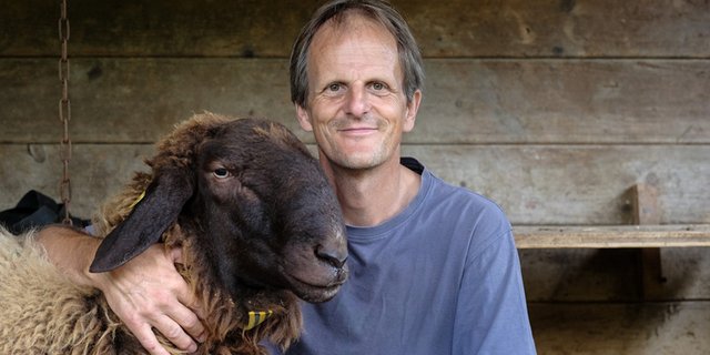 "Wer kein Fleisch von alten Rassen isst, bringt sie letztlich zum Aussterben": Christian Gazzarin mit einem seiner Engadinerschafe. (z.V.g) 