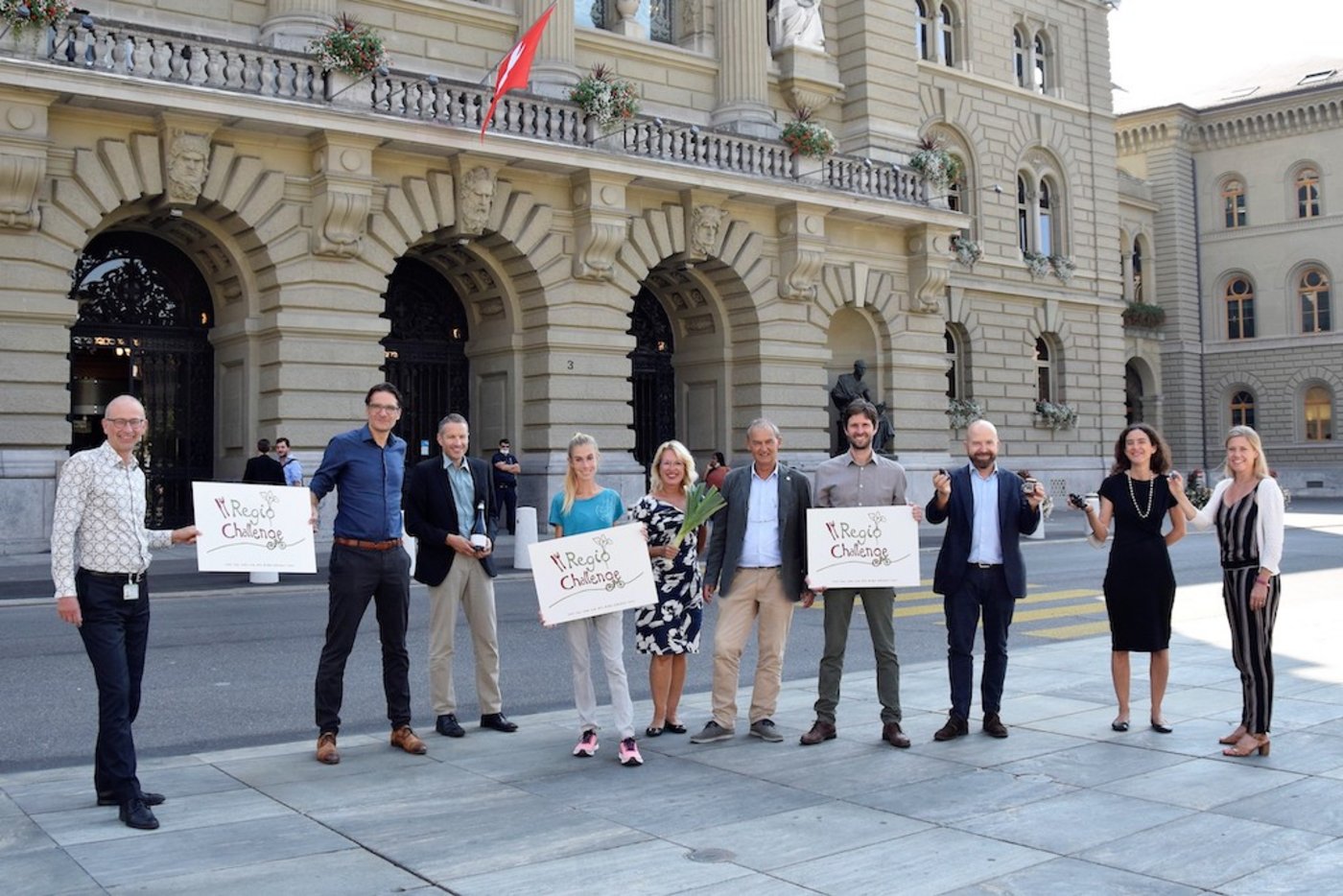 Verschiedene Parlamentarier und Parlamentarierinnen tragen die Botschaft der Aktionswoche ins Bundeshaus. (Bild Kleinbauern-Vereingung)