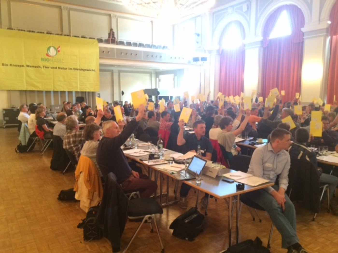 Klares Votum zugunsten von Ernährungssicherheit in der Verfassung: Abstimmung der Bio Suisse-Delegierten. (Bilder akr)