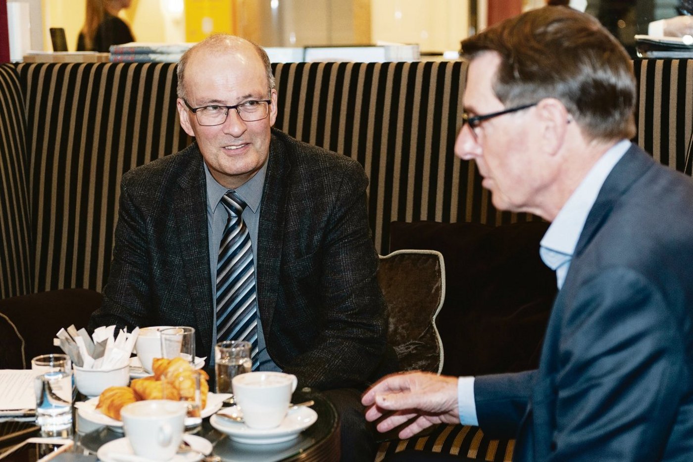 «Natürlich sind wir nicht nur Gutmenschen»: Hotelier Andreas Züllig aus der Lenzerheide erklärt Markus Ritter, wie Wirte funktionieren. (Bilder Miriam Schwarz / htr Hotel Revue)