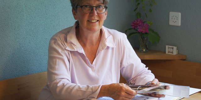 Christa Felder arbeitet mit ihren Unterlagen für die Wohnberatung (Bild Simone Felder)