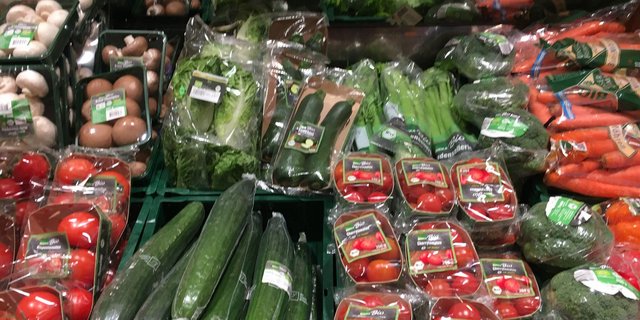 Vor allem Bio-Gemüse ist meistens in Plastik gehüllt. (Bild Twitter Mara Veigel)