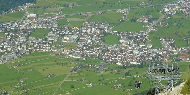 Blick vom Stanserhorn auf den Stanser Boden mit der sichtbaren Trennung des Siedlungsgebietes von Stans. 