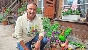 Ueli Spring vor seinem Seeländer Bauernhaus in Lyss. Hier entstehen rund 45 verschiedene Sorten Konfitüre. Der kreative Landwirt geht damit auch aktiv gegen Food Waste vor und verabschiedet sich von klassischen Rollenbildern.