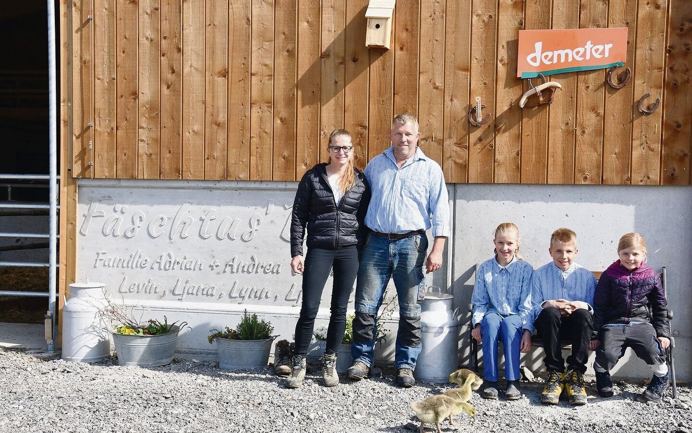 Adrian und Andrea Vonlanthen führen mit ihren Kindern Ljana, Levin und Lynn (v. l. n. r.) ihren Betrieb in Bio-Demeter-Form. Der jüngste Sohn, Ljan, fehlt leider auf dem Bild.