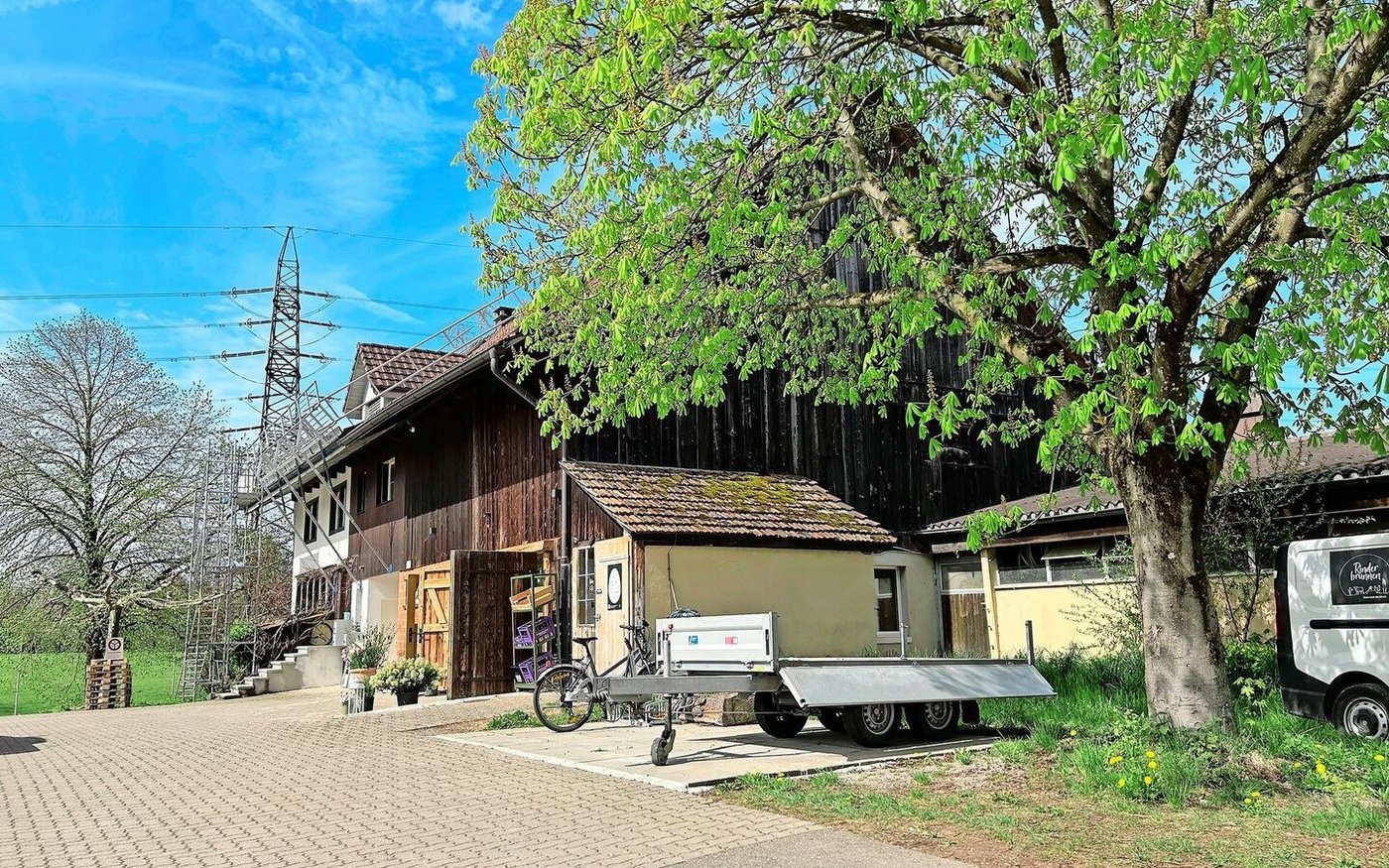 Die Einfahrt zum Hof Rinderbrunnen von Judith Frei ist grosszügig bemessen und bietet direkt Zugang zum Hofladen und Eierhüsli. 