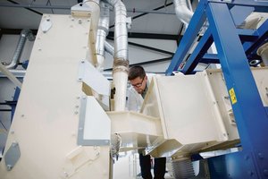 Hanf: Neue Schälanlage ebnet den Weg zu neuen Alpen-Pionier-Produkten «Agrar Dirigent» Emanuel Schütt begutachtet die neue Anlage, mit der das Unternehmen Hanfnüsse und andere Ölsaaten reinigen und schälen kann.(Bild Alpen Pionier)