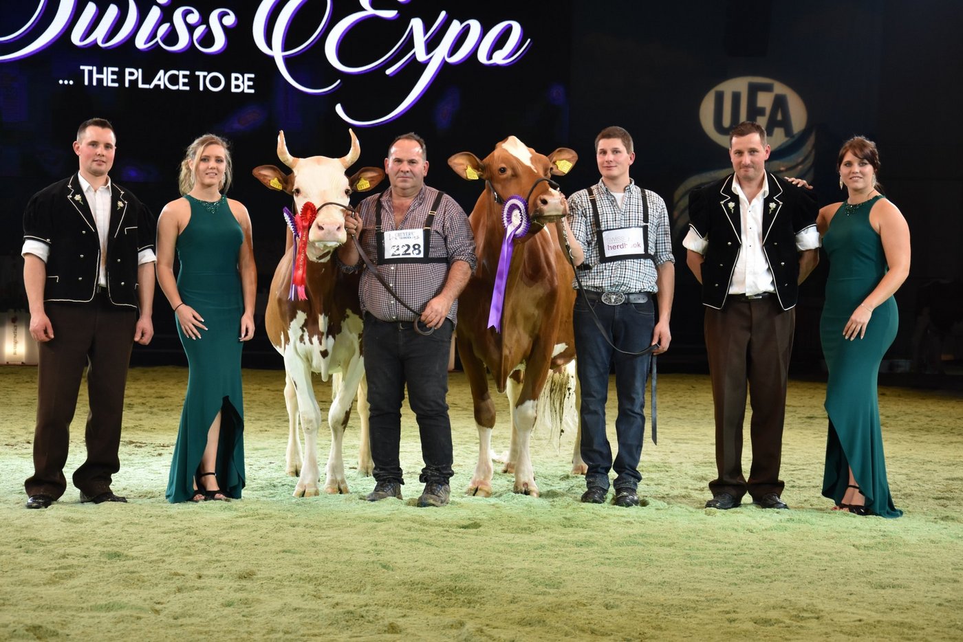 Renato Kate (rechts) von der BG Jungen aus Kiental wurde Grande Championne. Den Reserve-Titel heimste die Odyssey-Tochter Melita von Michel, Michael und Alexandre Rey aus Le Châtelard-près-Romont FR ein.