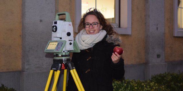 Auch auf der Arbeit immer einen Apfel dabei: Melanie Maurer ist Geomatikerin bei einem Ingenieurunternehmen in Arbon. (Bild Stefanie Giger)