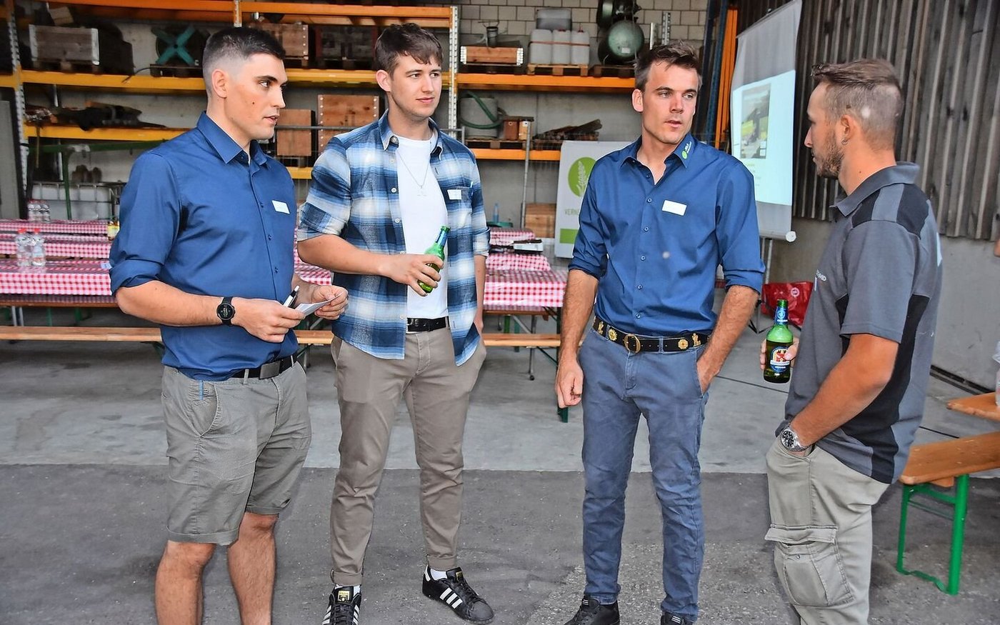 Die Junglandwirte unter sich mit Lukas Abt (links), dem Präsidenten der Jula Nordwestschweiz, und Vorstandsmitglied Manuel Salm (Zweiter v. r.).  