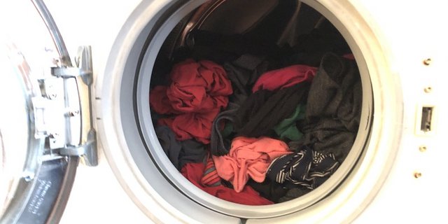 Am nachhaltigesten ist, nur so oft wie nötig zu waschen und die Trommel immer bis maximal eine Handbreite unter den Trommelrand zu füllen. (Symbolbild et)