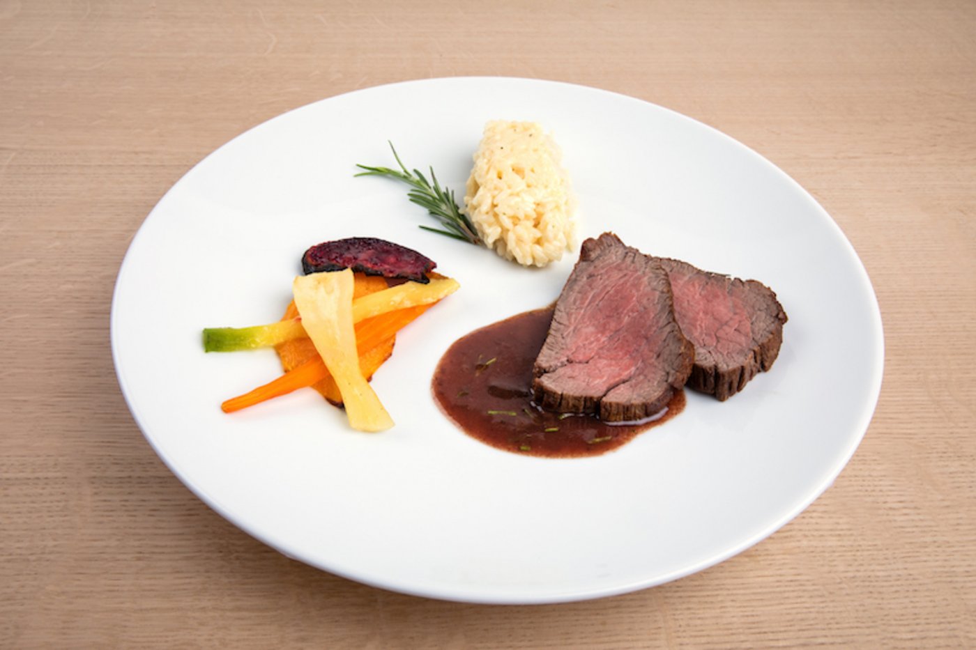 Rindsfilet an Holunderbeerensauce mit Risotto und Ofengemüse. (Bild Ueli Christoffel/SRF)