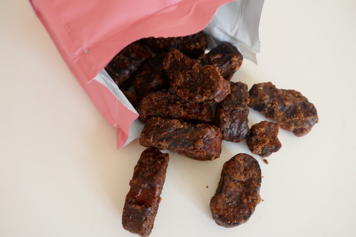 Damit man heuer nicht aufs Magenbort verzichten muss, macht man es am besten selber. Und wer es ganz originalgetreu mag, verpackt es am Schluss in ein rosarotes Säckli. (Bild Monika Neidhart)