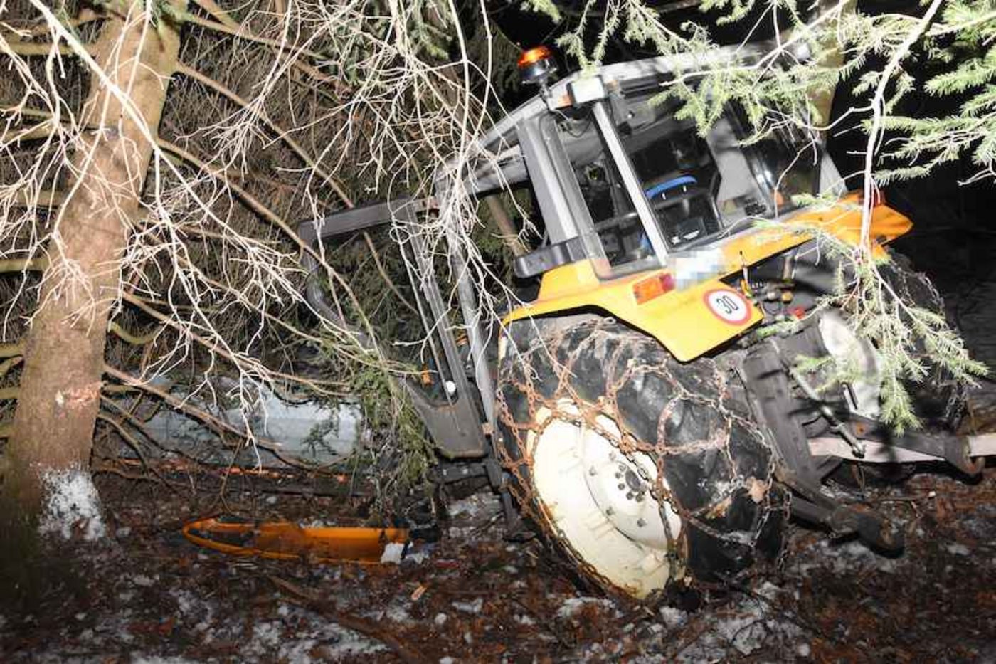 Nach nur wenigen Metern auf der Strasse stürzte der Jugendliche einen Hang hinunter. (Bilder Kapo SG)