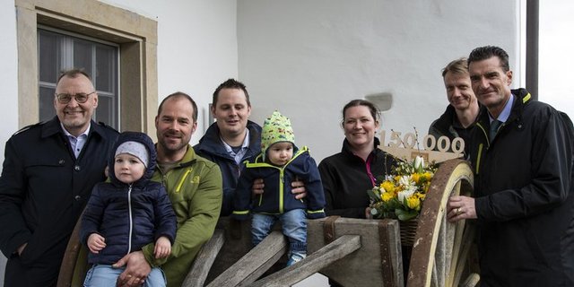 Sandy Schenker wurde von den Agrisano-Verantwortlichen auf ihrem Hof besucht. (Bild Agrisano)