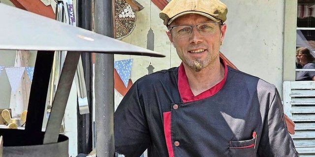 Der Grillmeister in Aktion. Die bleischwere «Loki» kann in einem Anhänger transportiert werden und ist daher für Caterings mobil und entsprechend viel unterwegs.  