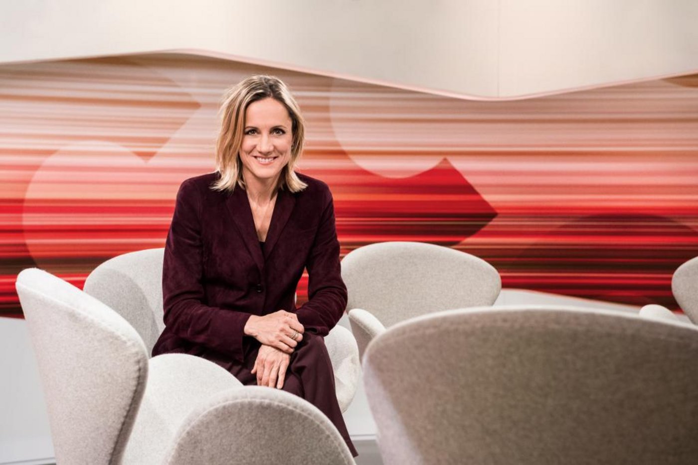 «Der Club» und Moderatorin Barbara Lüthi haben ein vielfältiges Zusammenkommen für die Diskussion arrangiert. (Bild SRF/Oscar Alessio)