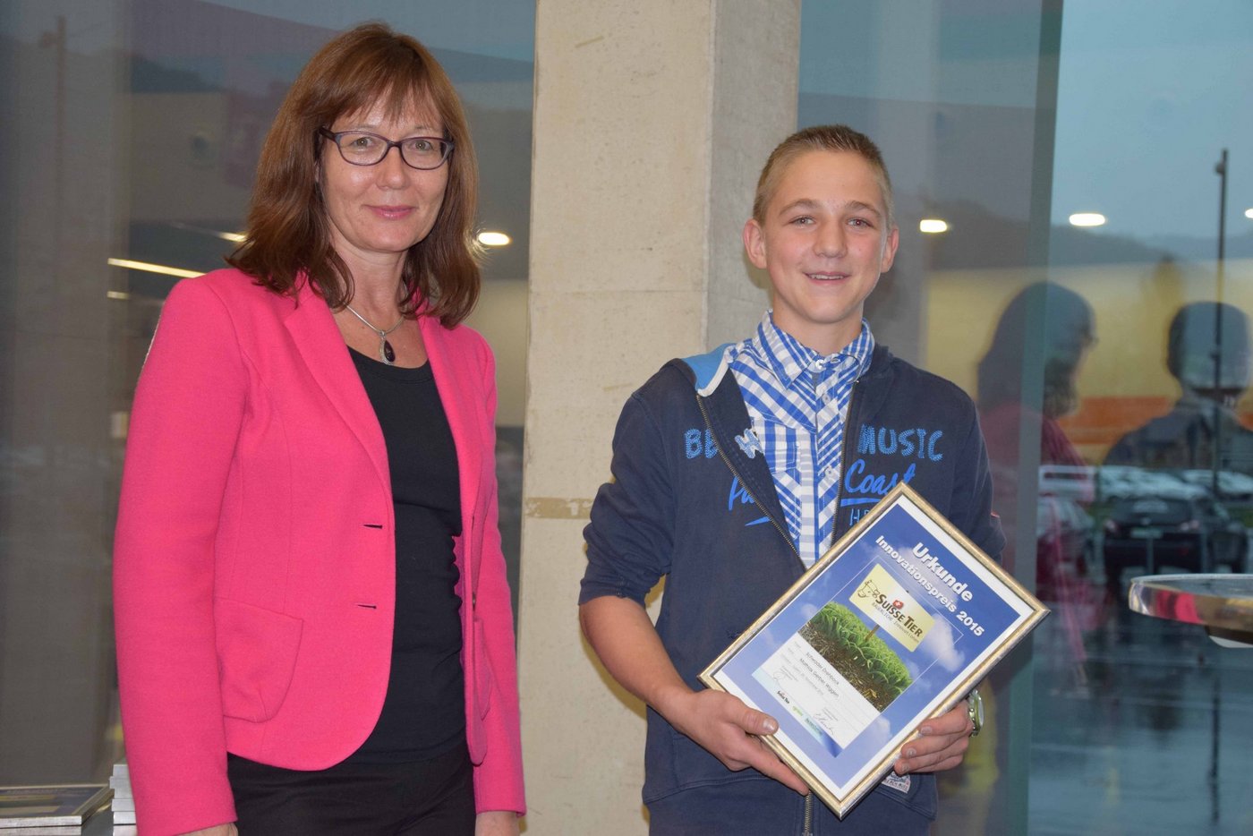 Ausgezeichnet für seinen Schwader-Drehbock: Matthias Gerber mit Cornelia von Däniken, Chefredaktorin "die grüne". (Bilder Peter Fankhauser)