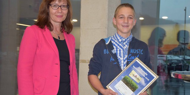 Ausgezeichnet für seinen Schwader-Drehbock: Matthias Gerber mit Cornelia von Däniken, Chefredaktorin "die grüne". (Bilder Peter Fankhauser)