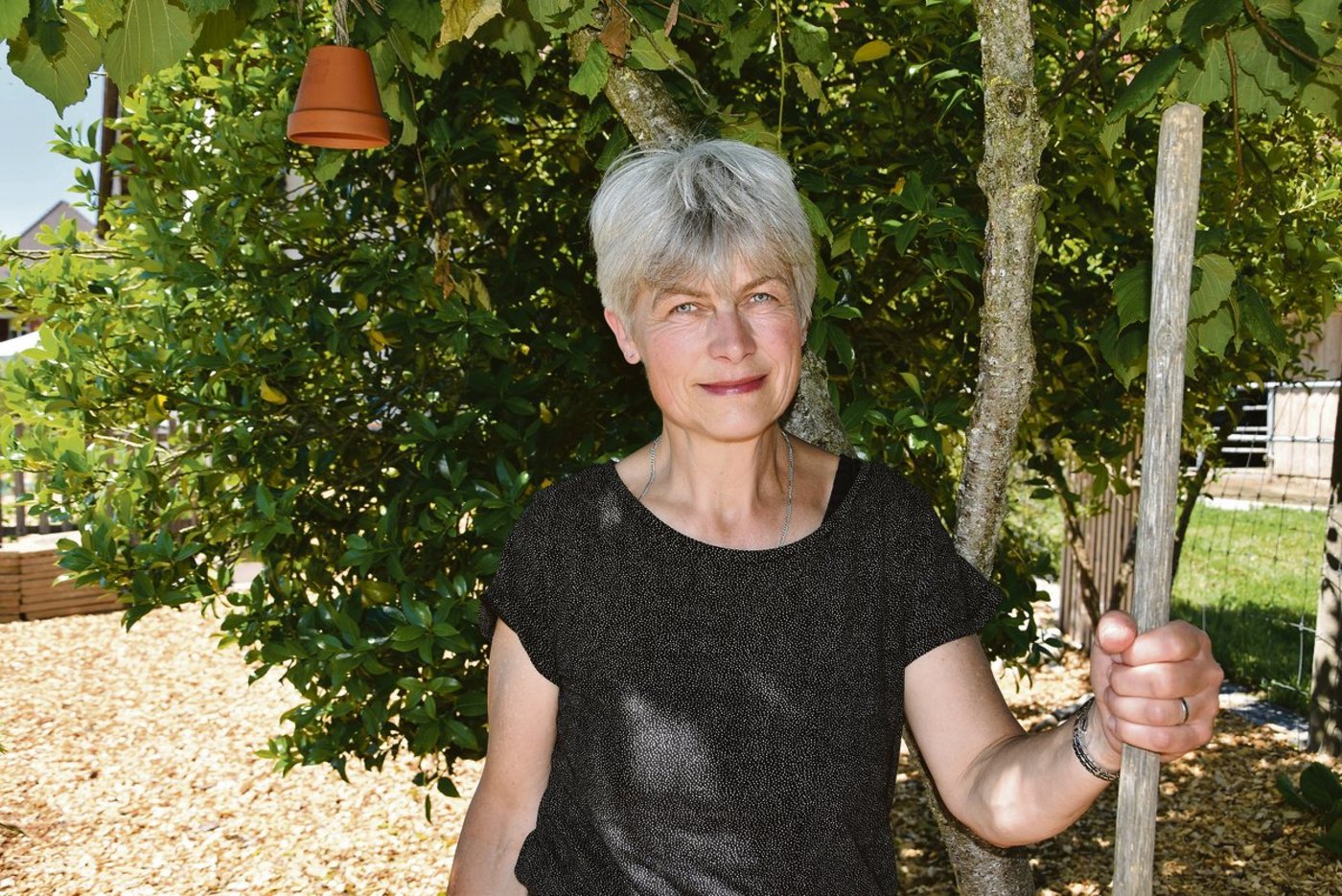 Vreni Fuhrimann in ihrem Garten. Hier erholt sich die Bäuerin von ihrem Alltag. Die Bernerin bewirtschaftet mit ihrer Familie den Waldhof in Langenthal BE, einen Schulbetrieb des Inforamas. (Bild Barbara Heiniger)
