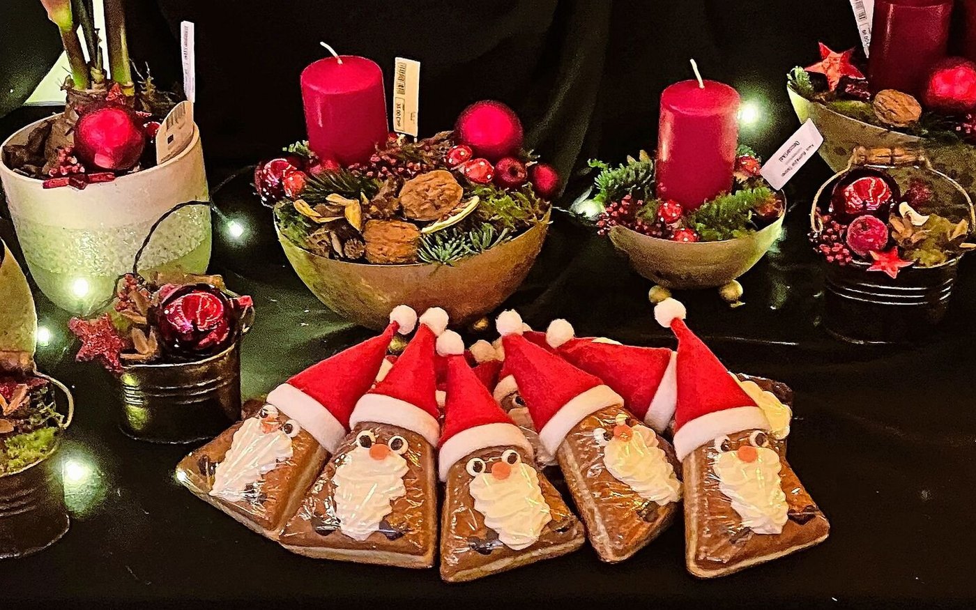 Weihnächtliches Ambiente: Die Biberchläuse und Blumendekorationen warteten auf die Kundschaft. 