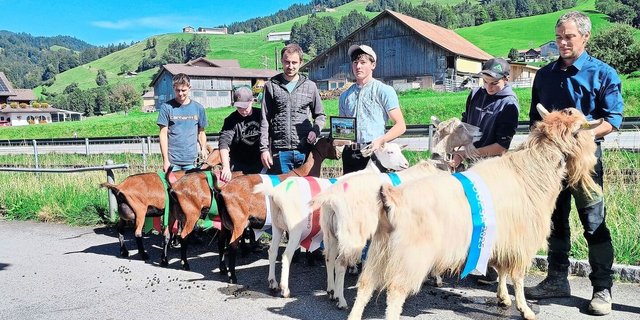 Die beiden Schöneutersiegerinnen, die drei Missen und der Mister der diesjährigen Togesa. (v.l.) Thomas Alois Hodel