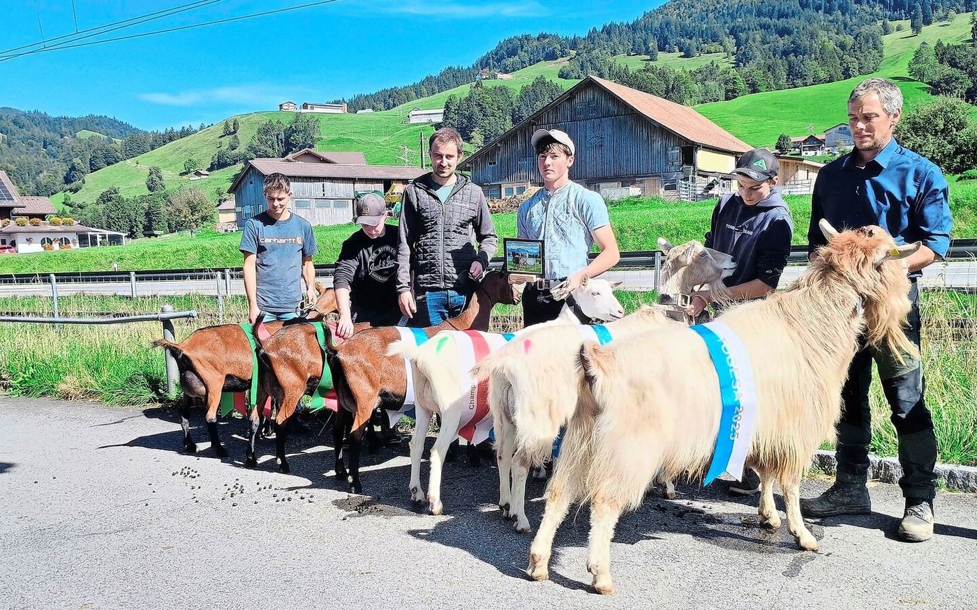 Die beiden Schöneutersiegerinnen, die drei Missen und der Mister der diesjährigen Togesa. (v.l.) Thomas Alois Hodel