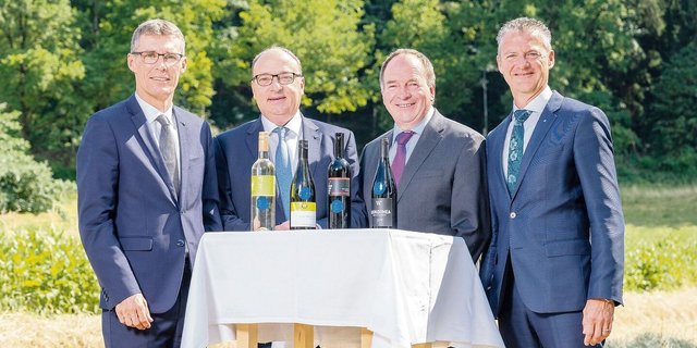 Weingöttis Lukas Pfisterer, Markus Dieth,  Alois Huber, Roland Michel mit dem neuen Staatswein.