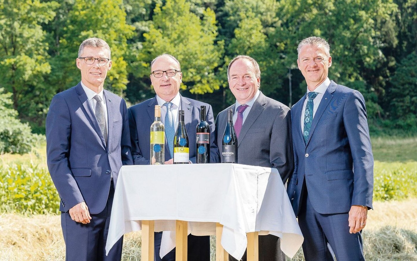 Weingöttis Lukas Pfisterer, Markus Dieth,  Alois Huber, Roland Michel mit dem neuen Staatswein.