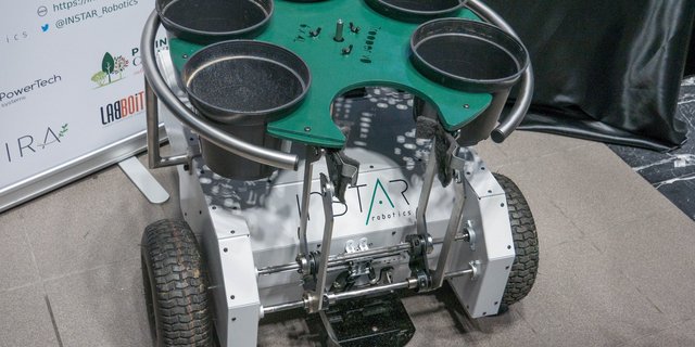 Dieser Roboter verschiebt Pflanzentöpfe. (David Eppenberger)