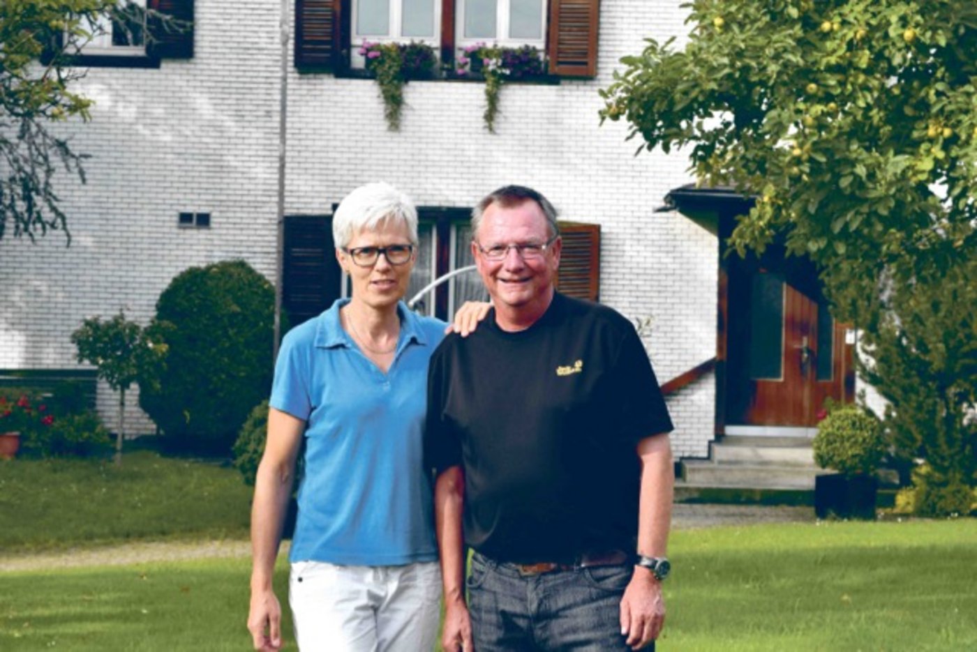 Gisela und Rainer Dudler vor ihrem Wohnhaus mit Baujahr 1906. Ein Rekurs des WWF Ende 2013 verhinderte einen Ersatzbau. Ein zweiter Rekurs des WWF ist auf kantonaler Ebene hängig. (Bild sgi)