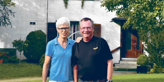 Gisela und Rainer Dudler vor ihrem Wohnhaus mit Baujahr 1906. Ein Rekurs des WWF Ende 2013 verhinderte einen Ersatzbau. Ein zweiter Rekurs des WWF ist auf kantonaler Ebene hängig. (Bild sgi)