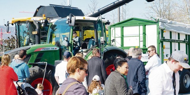 Ob im Massstab 1:1 (Bild links) oder als Spielzeug: Traktoren faszinieren auch auf dem Sechseläutenplatz.