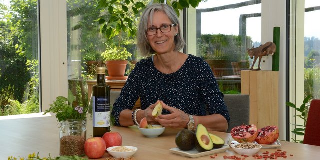 Garten- oder Wildkräuter, Leinsamen und -öl, Äpfel, Haferflocken und Baumnüsse statt Avocado, Granatapfel, Quinoa oder Goji-Beeren: Madeleine Studer setzt gerne auf einheimisches "Superfood". (Bild Andrea Gysin)