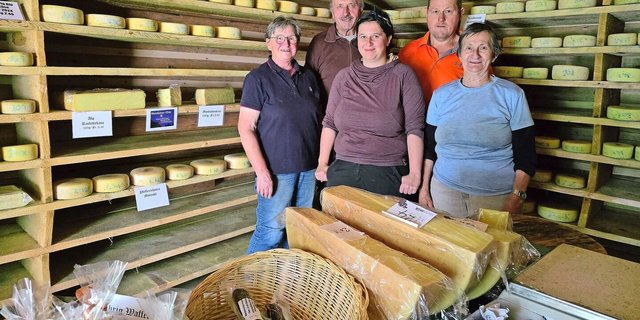 Das Team der Alp Imbrig (v. l. n. r.): Margrit und Ruedi Jordi, Regula Scheuner, Stefan Aeschlimann und Marie Koch sorgen für das Wohl der Gäste und Tiere sowie für einen vollen Käsekeller.
