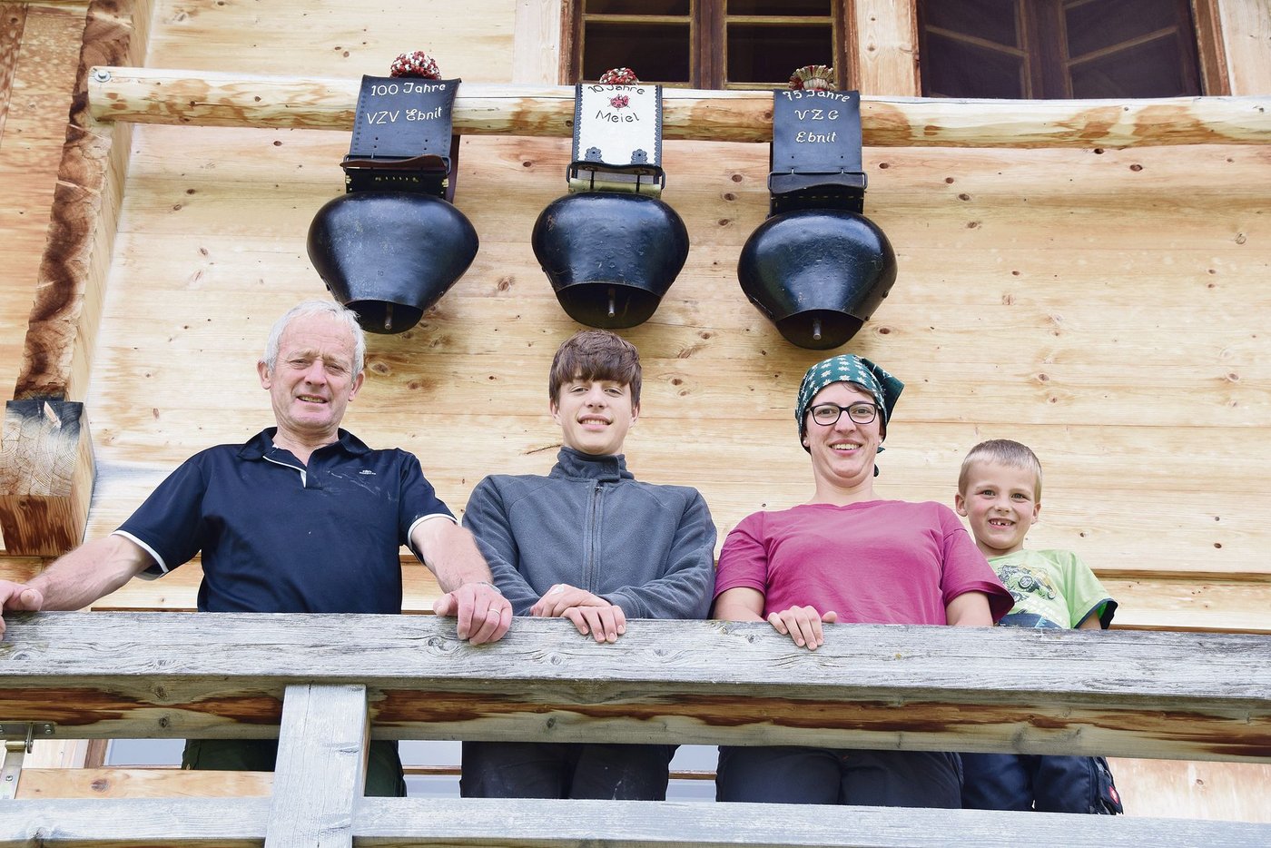 Kurt Mösching, Linus Matter, Monika Klötzli und Phil Mösching (v. l. n. r.) lieben das Älplerleben. (Bilder Peter Fankhauser)
